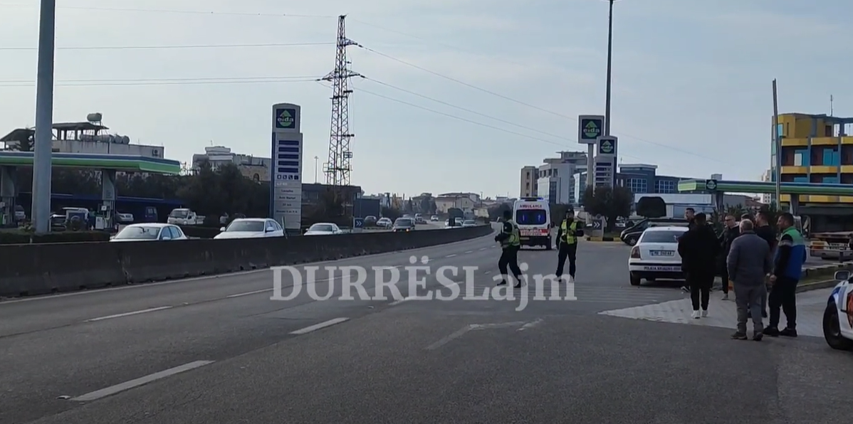 Po kalonte trafikndarësen, furgoni përplas një burrë në autostradën Tiranë-Durrës (VIDEO)