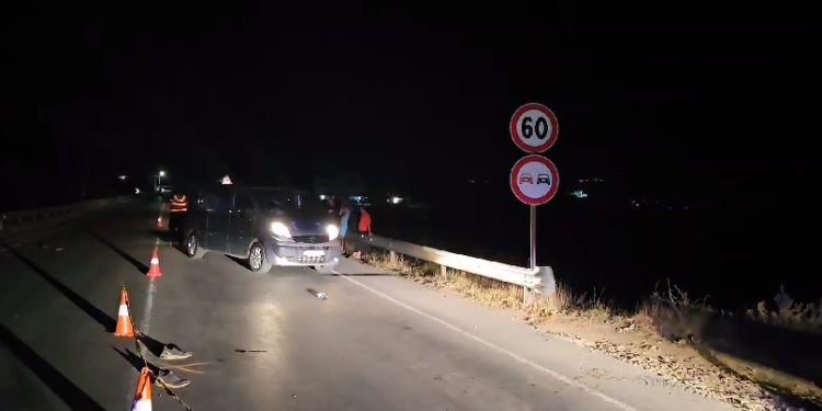 Aksident i rëndë, një makinë përfundon në kanal, tre të plagosur