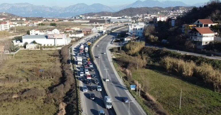 Aksident në autostradën Tiranë-Durrës, rëndohet trafiku