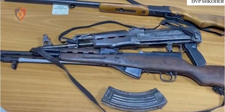 Arrestohet një 17-vjeçar, posedonte armë dhe lëndë narkotike