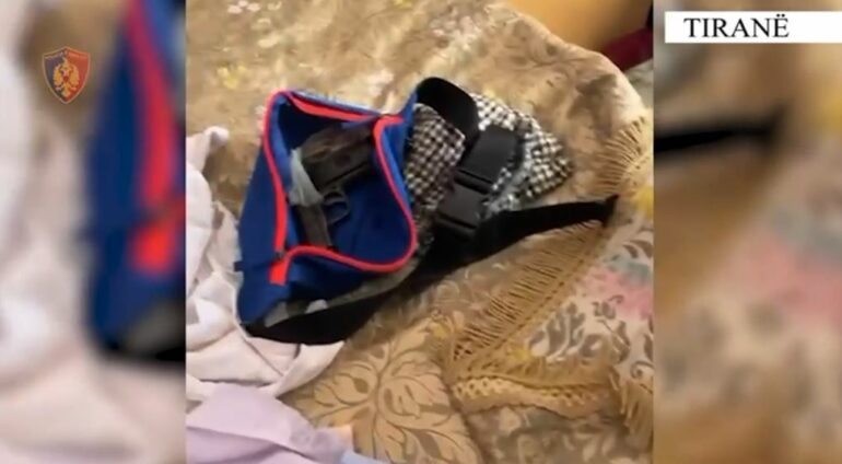 Pistoletë, municion luftarak dhe jelek antiplumb në banesë, arrestohet 62-vjeçari në Tiranë