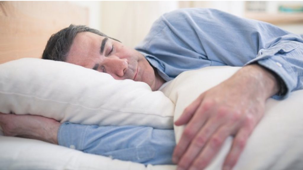 Gjumi i pasdites ndihmon shëndetin e trurit, çfarë sugjerojnë ekspertët dhe sa duhet të flini