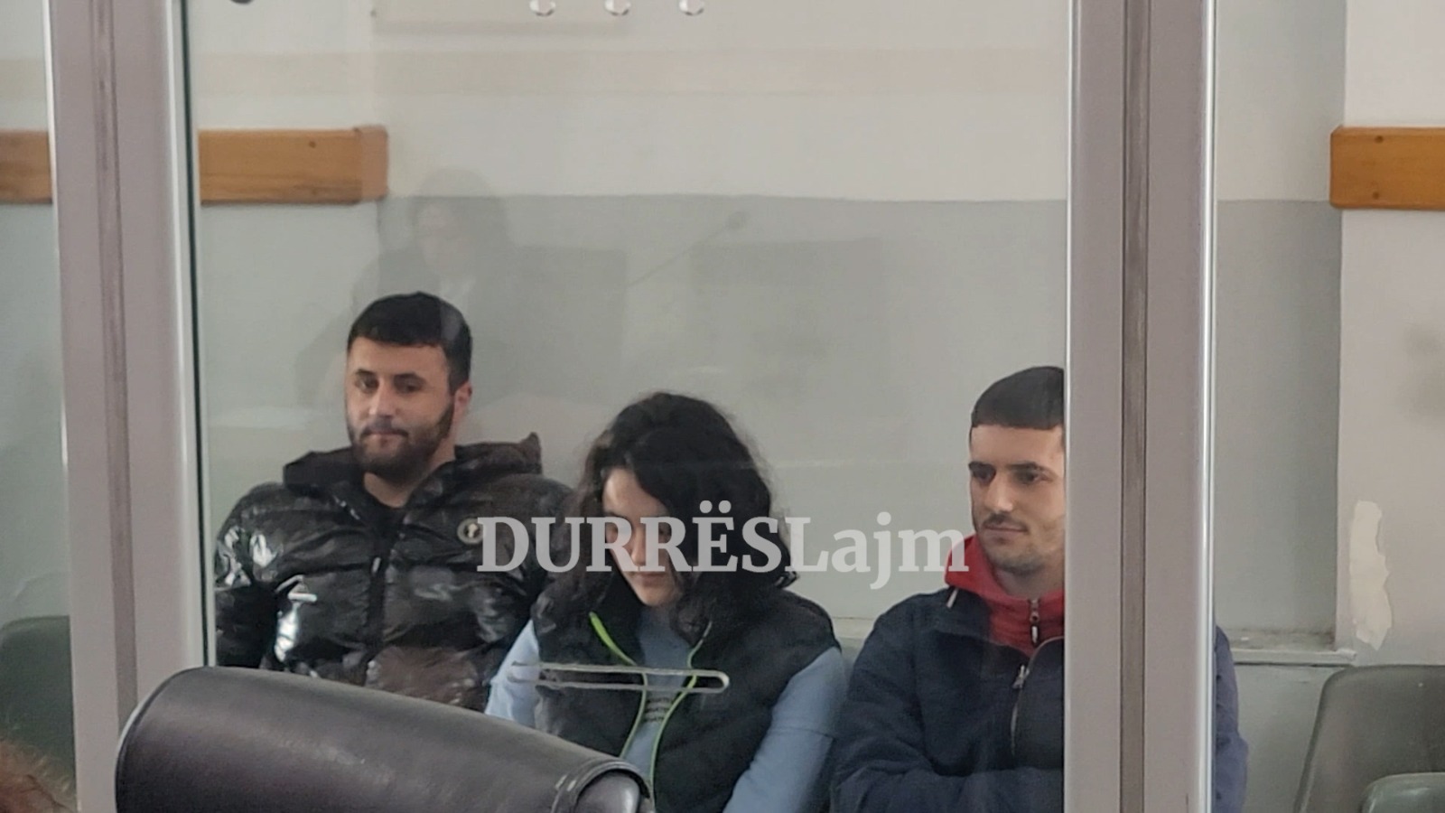 Gjykata e Durrësit lë në burg 3 fëmijët e Pëllumb Metës (VIDEO)