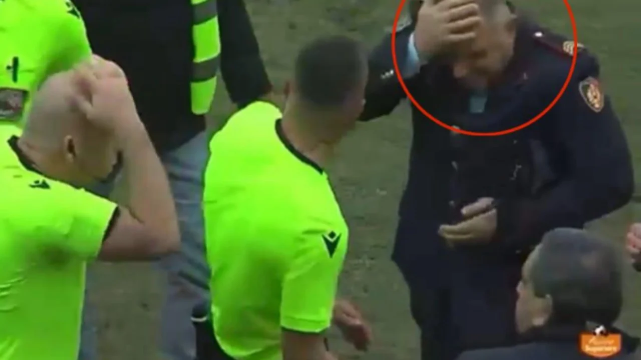 Momenti kur shefi i policisë goditet me shishe në kokë gjatë ndeshjes Kukësi-Erzeni