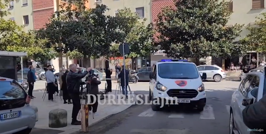 Vranë dhe groposën babain e tyre, mbërrijnë në gjykatën e Durrësit 3 fëmijët e Pëllumb Metës (VIDEO)