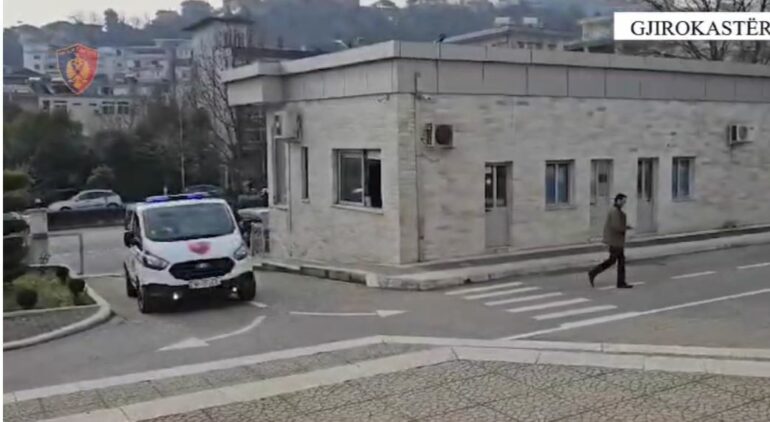 Transportuan 16 emigrantë të paligjshëm, arrestohet një nga vëllezërit, në kërkim tjetri