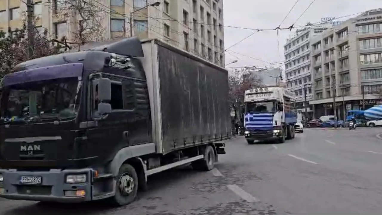 Pas fermerëve, ngrihen në protestë edhe bletërritësit grekë! Rrugët e Athinës “pushtohen” nga kamionët