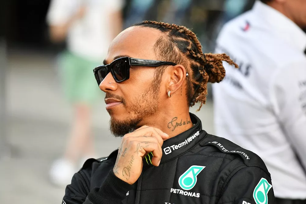 Hamilton trondit Formula 1, shtat herë kampioni i botës do të kalojë te “kokëkuqja”