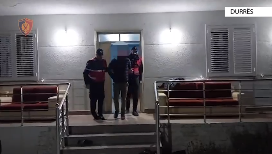 Mbante armën poshtë divanit, kush është 38-vjeçari i arrestuar nga policia e Durrësit (VIDEO)