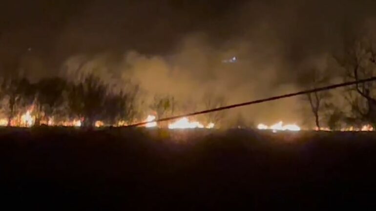 Zjarri del jashtë kontrollit në Fier, rrezikohen banesat