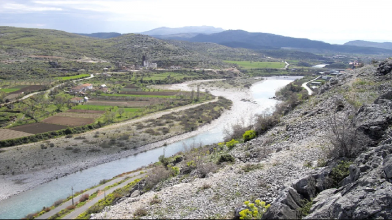 Hodhi në ujërat e lumit foshnjën e saj të porsalindur, 32-vjeçarja dënohet me 22 vite burg