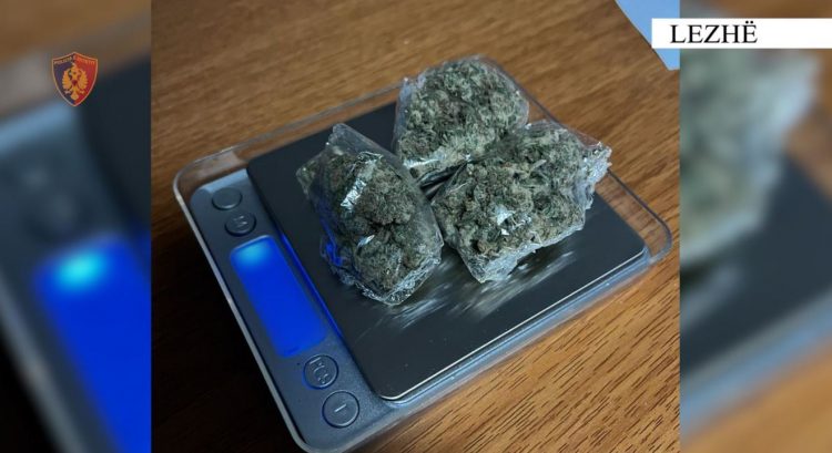 Hodhi nga dritarja e automjetit çantën me kanabis, arrestohet 21-vjeçari