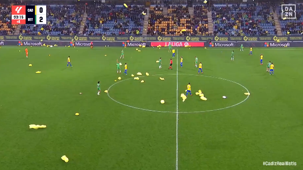 Mënyre e re proteste në La Liga! Tifozët hedhin qese në fushën e blertë, arbitri e mbyll ndeshjen para kohe