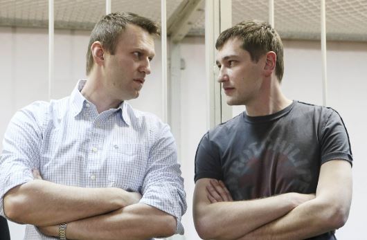 Alexei Navalny ndërroi jetë në qelitë e burgut, Rusia fut në listën e të kërkuarve vëllain e tij