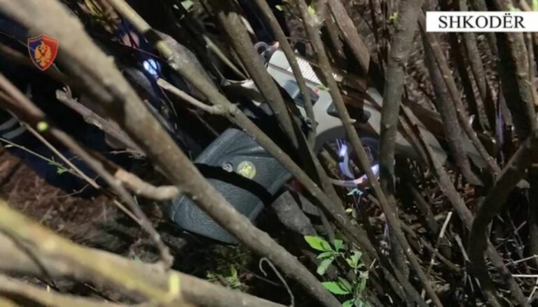 Tentoi të fshihte pistoletën kur pa policët, arrestohet 48-vjeçari 