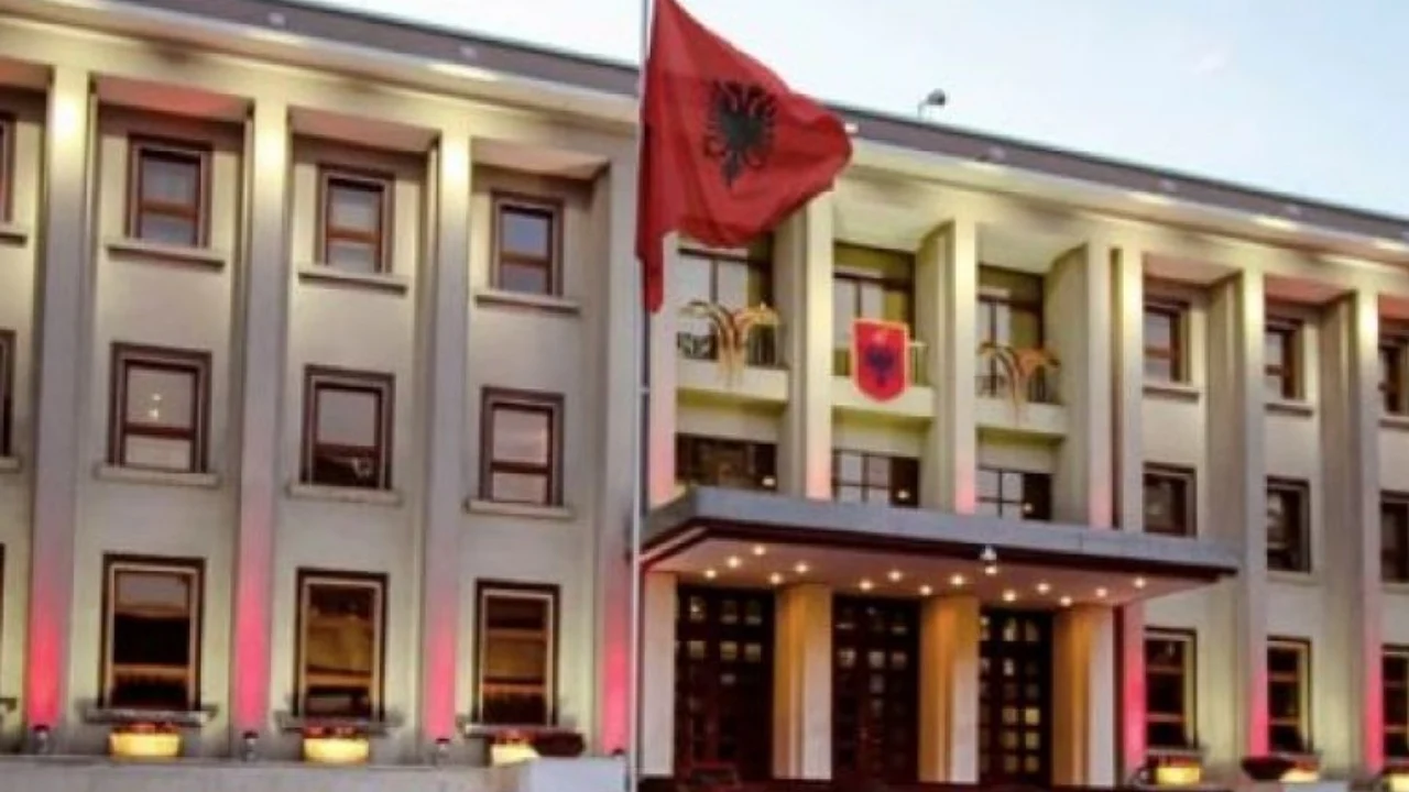 Lirohen nga detyra disa ambasadorë shqiptarë, ja kush emërohet në OKB dhe shtete të tjera