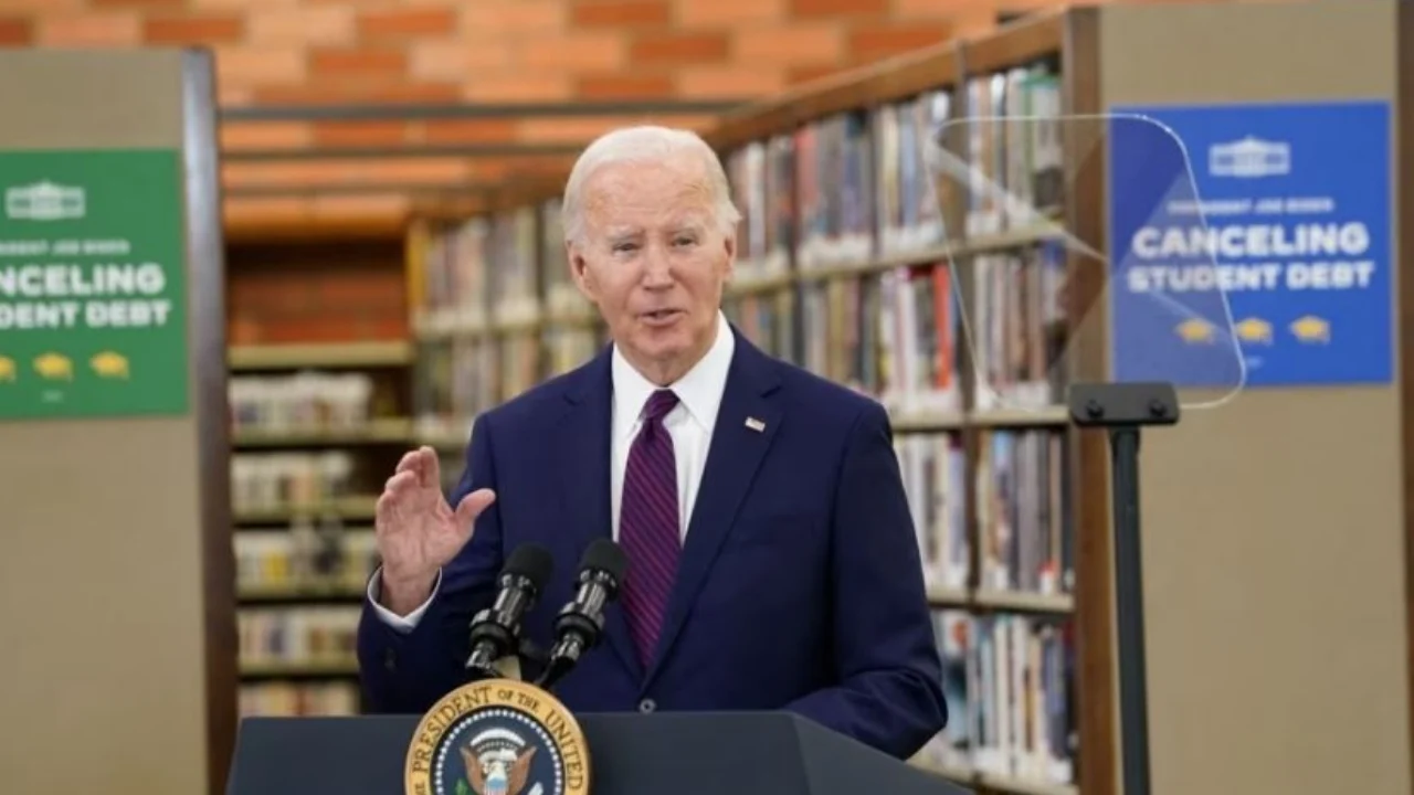 Presidenti Biden anulon 153 mijë kredi studentore