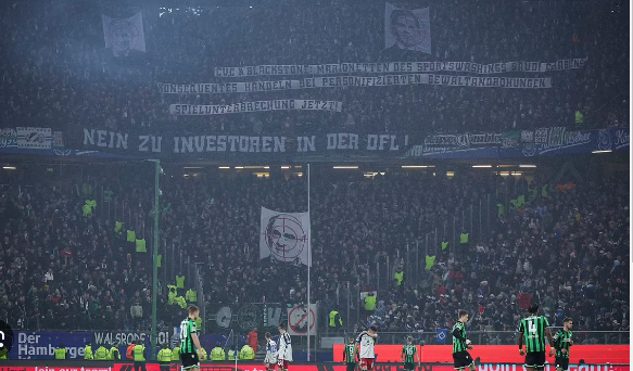 Tifozët lidhin zinxhirë te shtyllat, shfaqin pankarta kundër pronarit të Hannover, pezullohet ndeshja Hamburg-Hannover