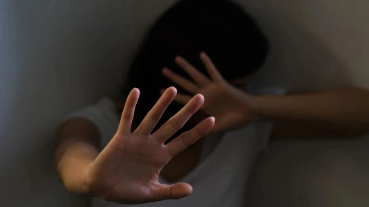 E rëndë në Greqi/ 27-vjeçari shqiptar lidh, dhunon dhe drogon të dashurën për t’i dhënë fund shtatzënisë!