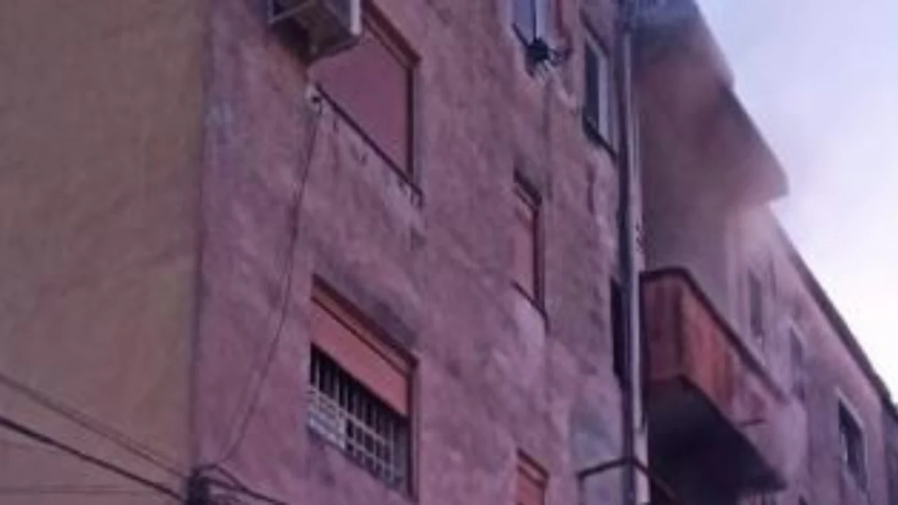 Zjarr në një pallat në Elbasan! Raportohet për dëme materiale