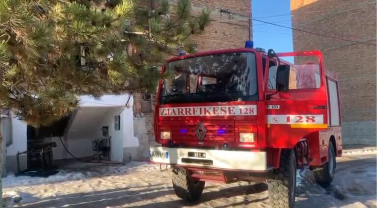 Përfshihet nga zjarri banesa, plagoset 61-vjeçarja