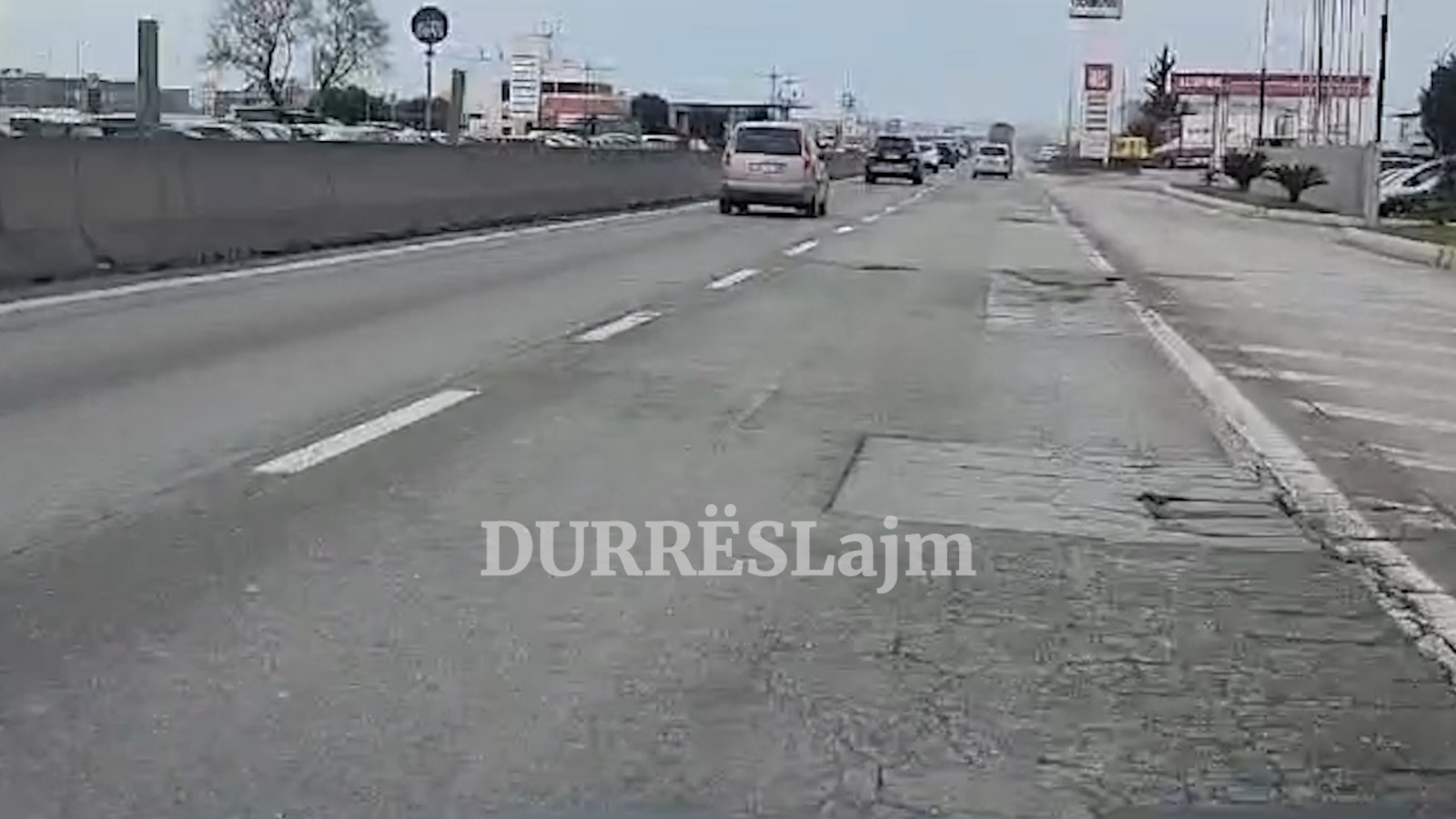 Autostrada Tiranë-Durrës e degraduar në shumë pjesë të saj, pritet të nisë zgjerimi me dy korsi (VIDEO)