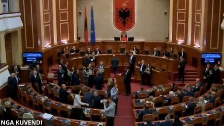 Deputetët e opozitës në aksion, mbyllet seanca parlamentare