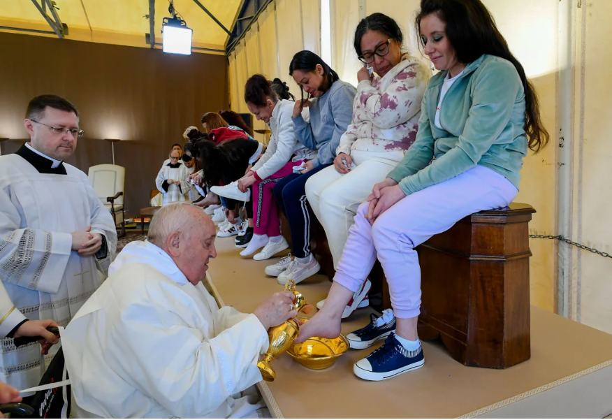 Papa Françesku thyen traditën në ritualin e përvitshëm duke u larë këmbët vetëm femrave