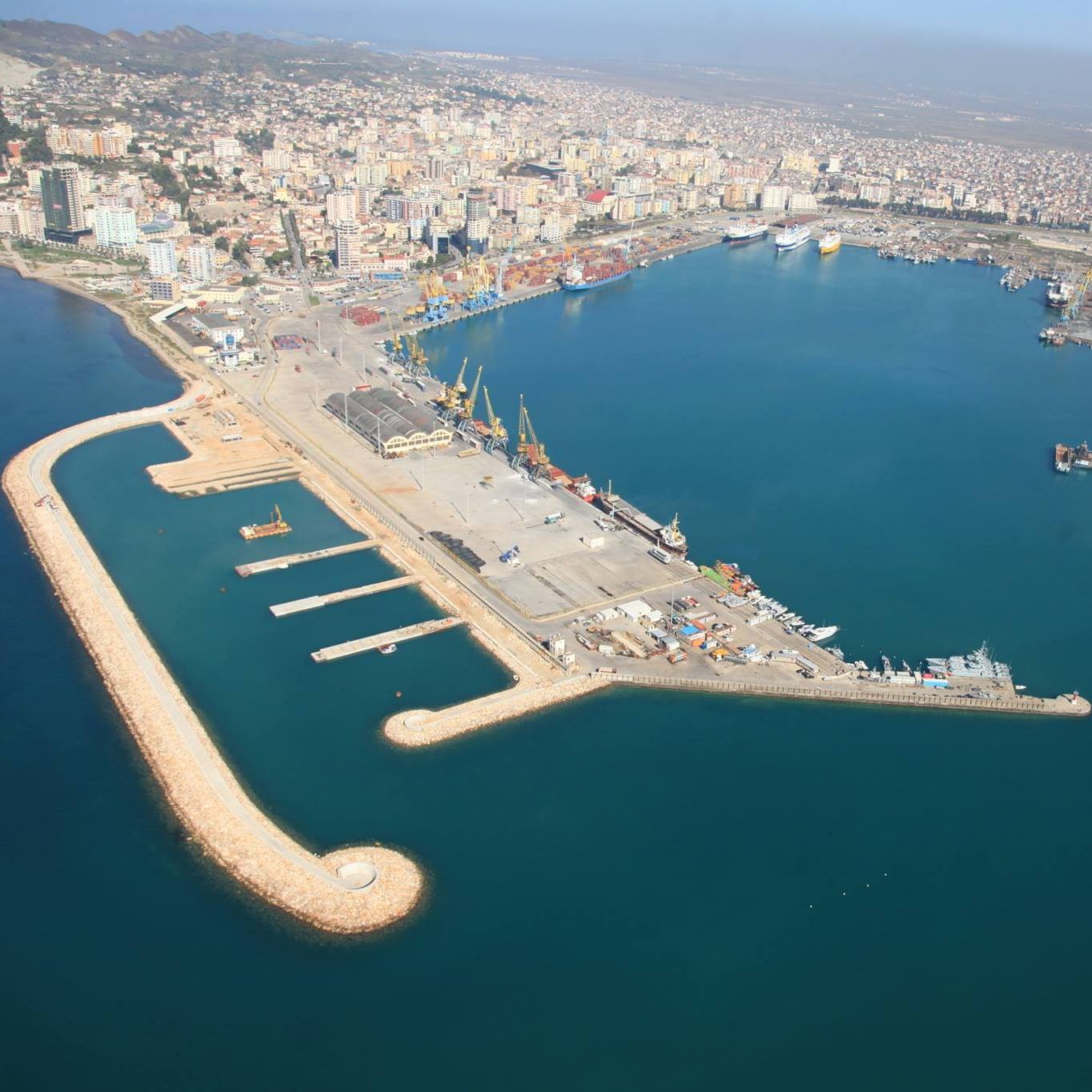 Ndotën akuariumin e portit të Durrësit, procedohen penalisht kapiteni, kryemekaniku dhe mekaniku i anijes