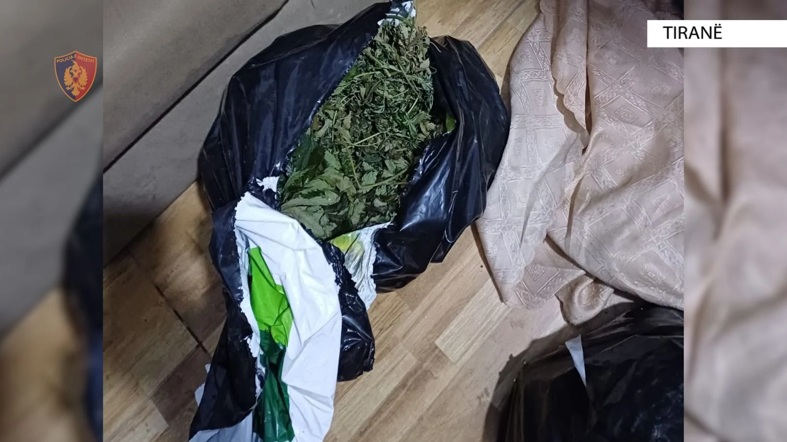 U kapën në shtëpi me dy thasë kanabisi, arrestohen tre persona në Tiranë