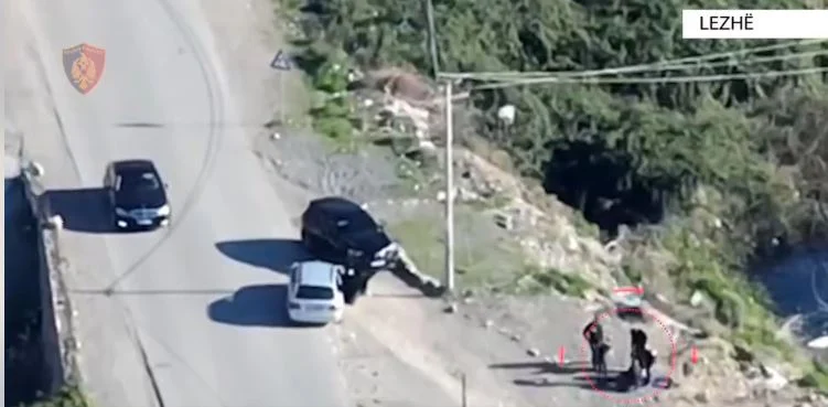 Rrinte në anë të rrugës me mina në trup për t’ua dorëzuar grupeve kriminale, ja momenti kur policia arreston 24-vjeçarin (VIDEO)