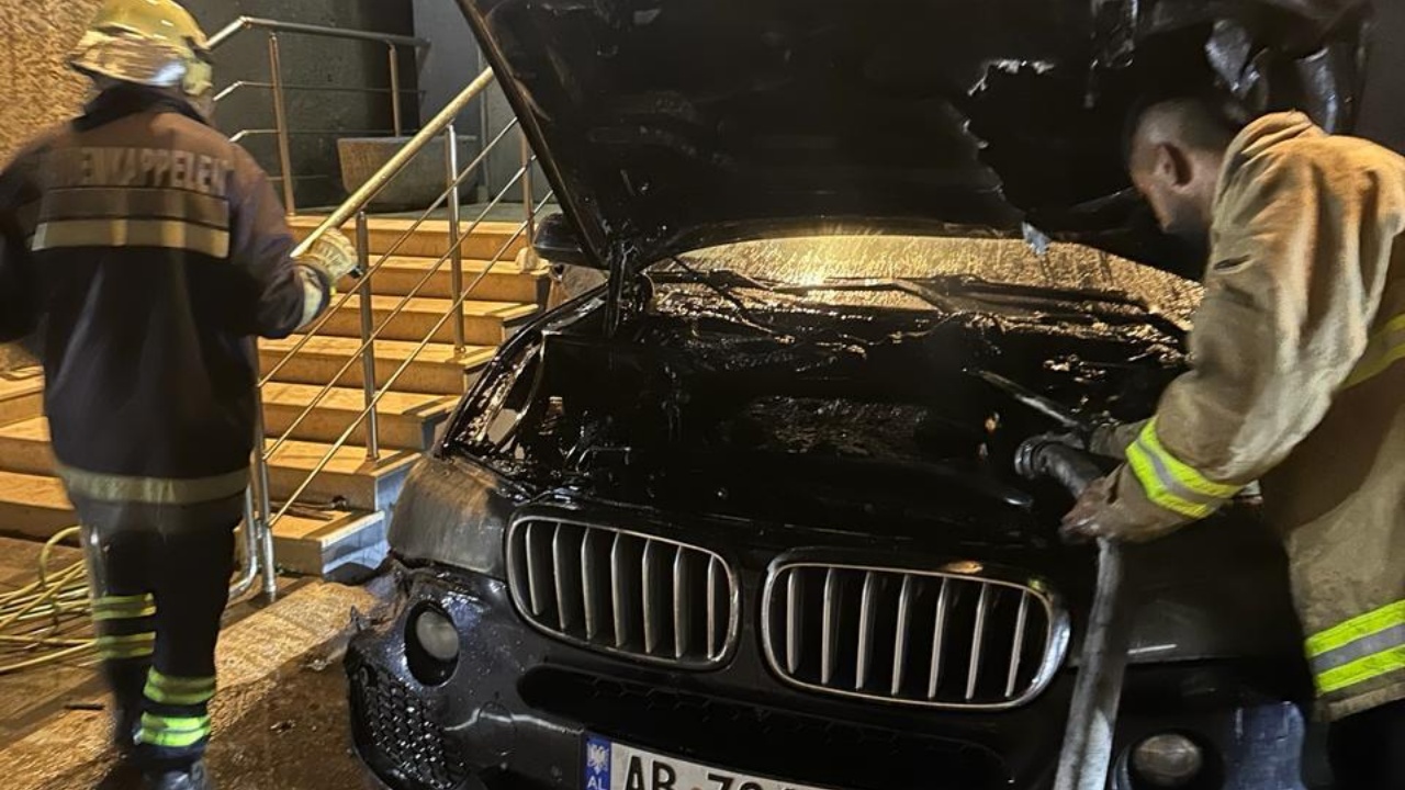 Shkrumbohet nga flakët një “BMW X5”