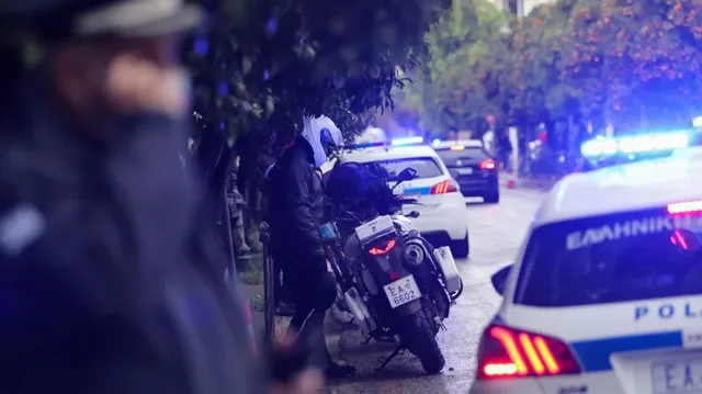 Dy shqiptarët godasin me thikë dy persona në Greqi, arrestohet 17-vjeçari dhe babai i tij