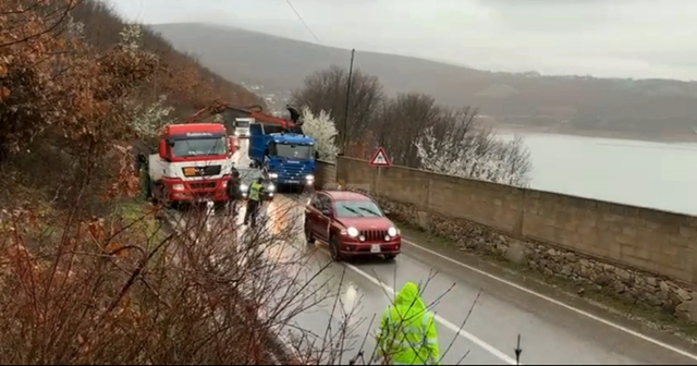 Aksident i rëndë në Kukës, kamioni i ngarkuar me hekur del nga rruga, bllokohet qarkullimi