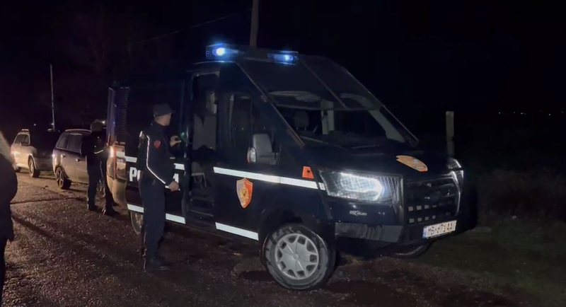 Zbardhet dinamika e plagosjes/ Autorët gjuajtën me kallashnikov drejt mjetit me 3 persona, makina mori flakë