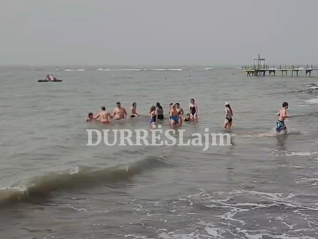 Udhëtuan nga shumë larg për t&#8217;u larë në det në Durrës (VIDEO)