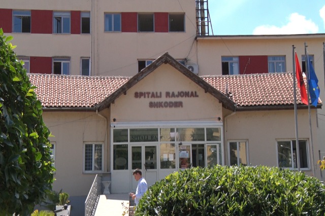 Dyshohet se konsumoi acid, 39-vjeçarja përfundon në spital. Ja si paraqitet gjendja e saj