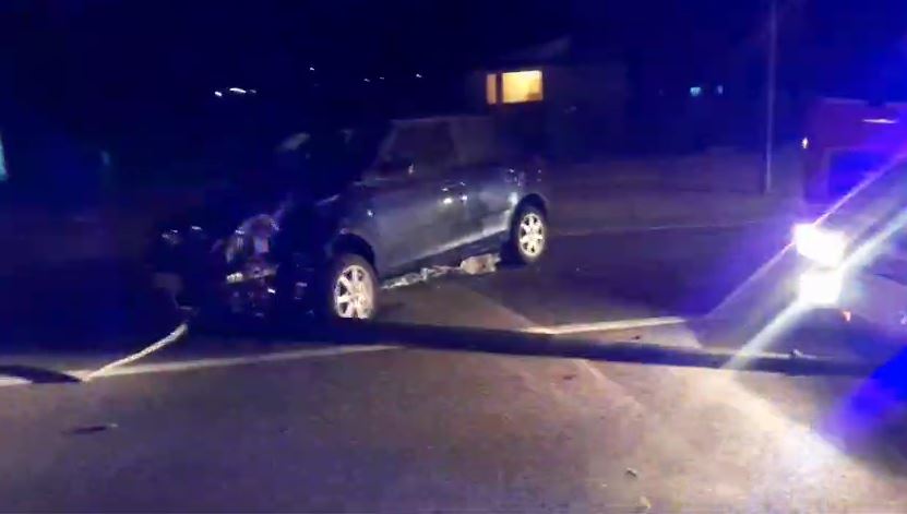 Mjeti del nga rruga dhe përplaset me shtyllën e ndriçimit, shpëton mrekullisht drejtuesi