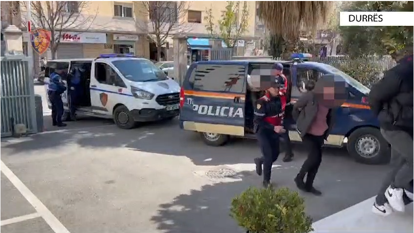 Durrës/ Qëllonin me kallashnikov gjatë natës dhe i postonin videot në TikTok, arrestohen në flagrancë 6 persona (VIDEO)