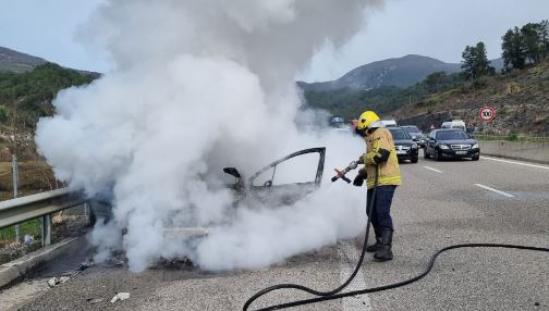 Përfshihet nga zjarri një makinë në lëvizje, detajet