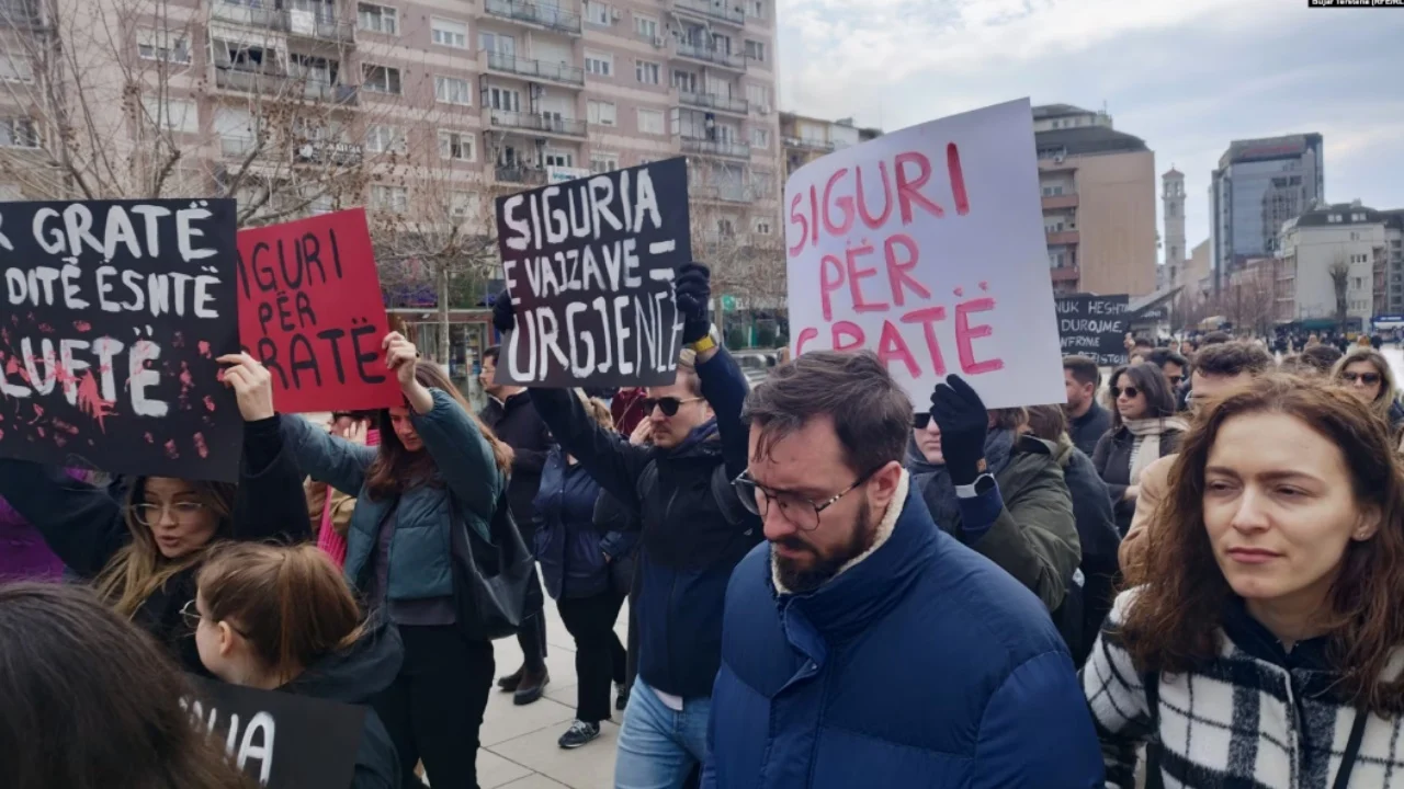 Dyshimet për dhunimin e një të miture! Qytetarët protestojnë në Prishtinë, kërkojnë siguri për vajzat dhe gratë