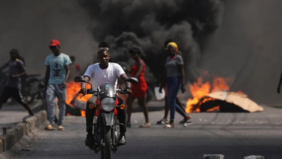 Bandat lirojnë 4000 të burgousur në Haiti