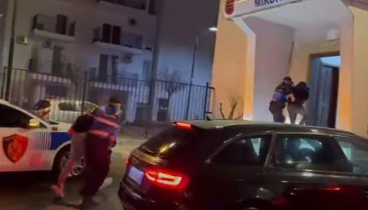 Morën peng 19-vjeçarin për 220 mijë lekë, lihen në burg 2 të rinjtë