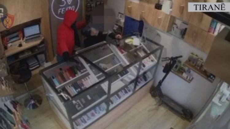 Pistoletë, sharrë e maskë! Kapet hajduti në Tiranë, kreu 2 vjedhje