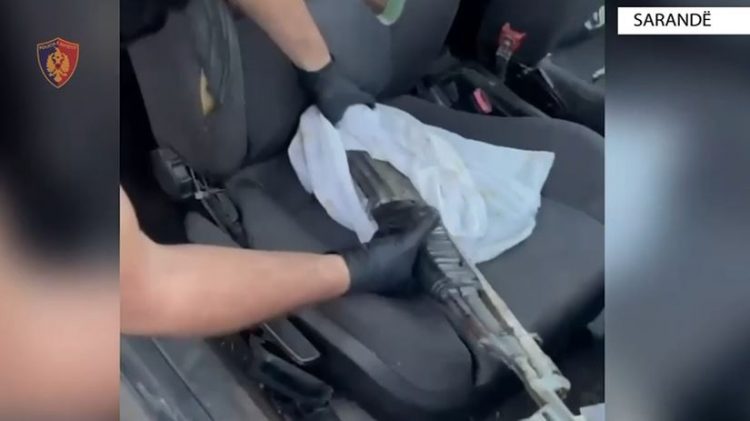 U kapën me kallashnikov në makinë, do e shisnin në Sarandë/ Arrestohen dy të rinj