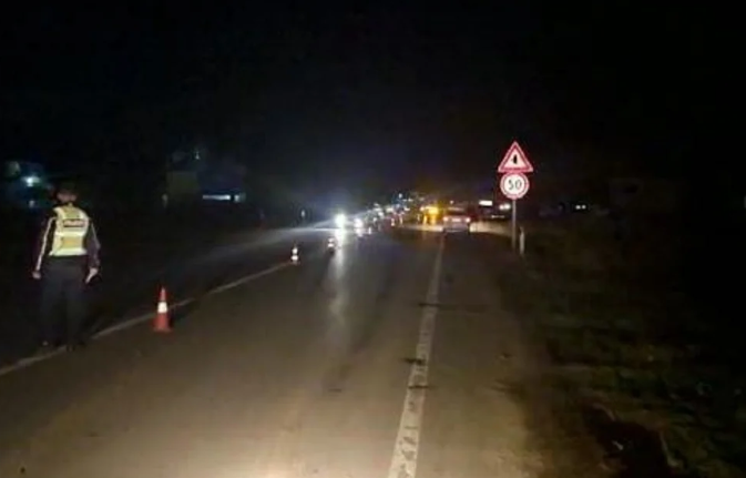 Aksident, makina përplas motorin