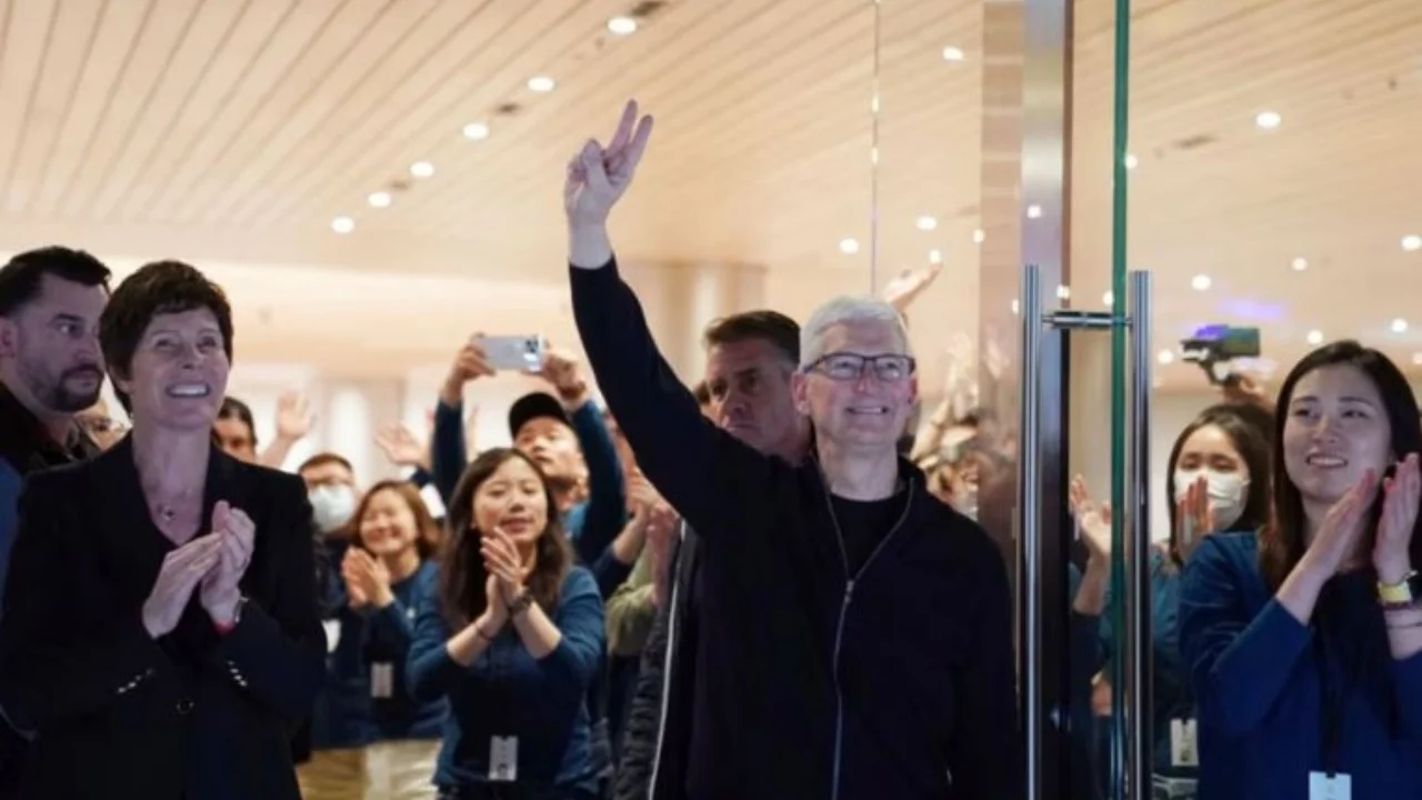 Kritika ndaj drejtuesit të kompanisë Apple për komentet e tij pozitive për Kinën