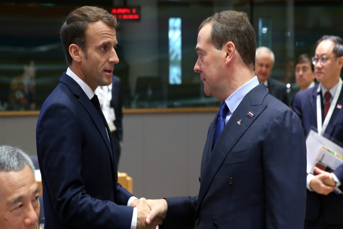 Presidenti francez shtyu vizitën në Ukrainë, Medvedev: Macron është një frikacak 