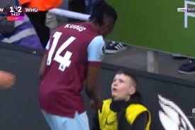 Lojtari i West Ham i kërkoi karrigen për të festuar, djaloshi që mbledh topat nuk lëvizi nga vendi: Gjej një vend tjetër, jo këtu