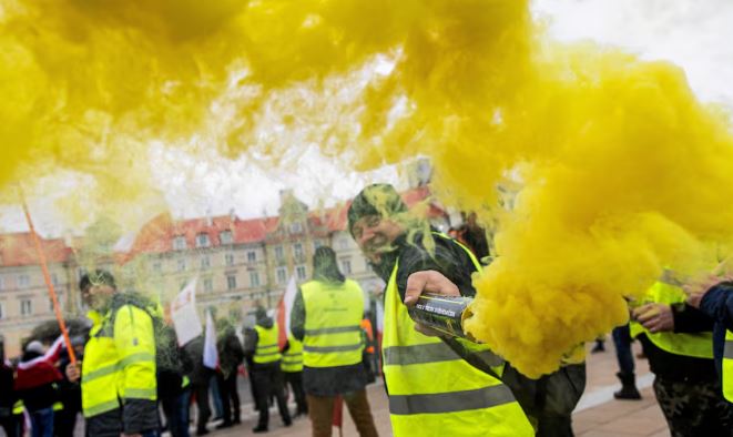 Fermerët polakë vijojnë bllokadën e rrugëve, kërkojnë heqjen e planeve të BE për klimën dhe importeve ukrainase